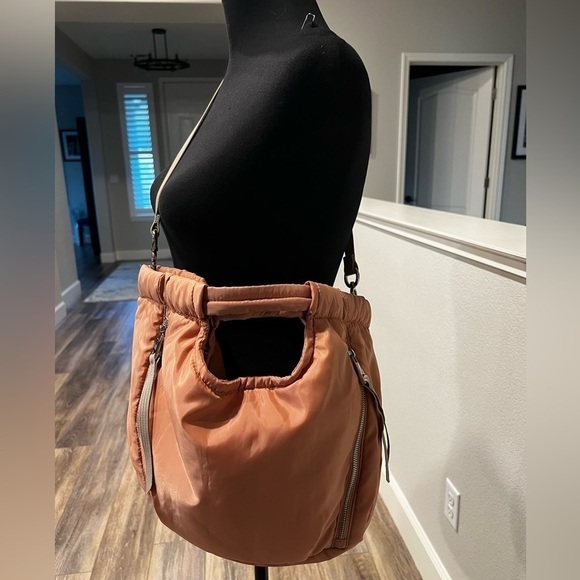 New VINCE CAMUTO NYLON HARLO TOTE - Picture 2 of 8